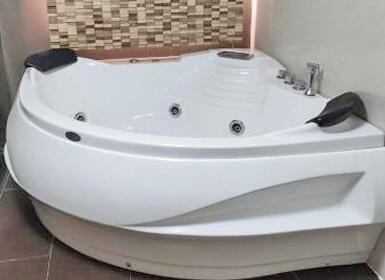 Habitación con bañera de hidromasaje en Lima, San Miguel